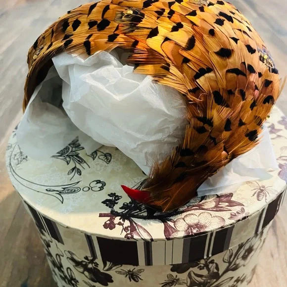 Elegant Pheasant Feathered Vintage 1950’s Women's Hat in Orange and Black - Picture 4 of 6